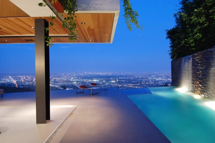 casa de lujo Hollywood Hills vista desde piscina