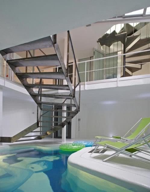 rota-house-escaleras piscina dentro patio casa