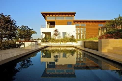 piscina y jardines de vivienda lujosa