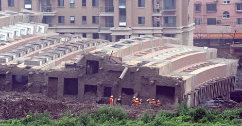 edificio-tumbado-4 colapso bloque de pisos por fallo pilotaje