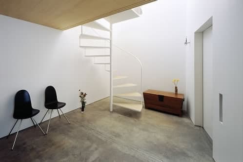 escalera de caracol en interior minimalista