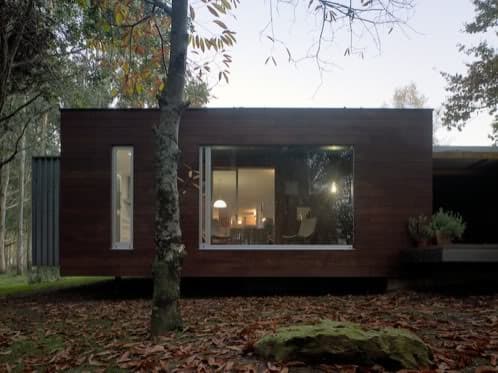 casa moderna de madera con gran hueco acristalado