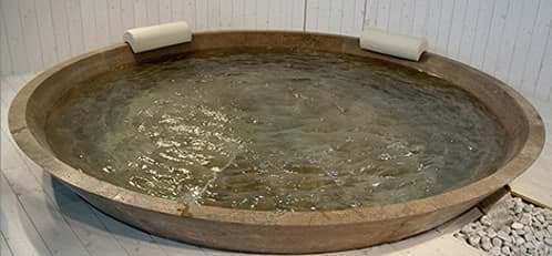bañera gigante de piedra