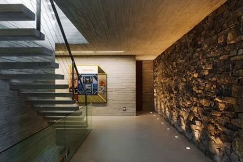 hueco interior de las escaleras con muro de piedra