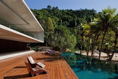 terraza piso de madera y piscina