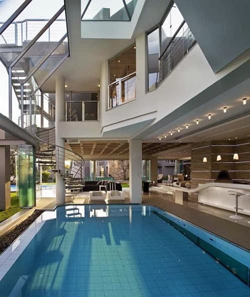 piscina cubierta con pared latera de paneles plegables