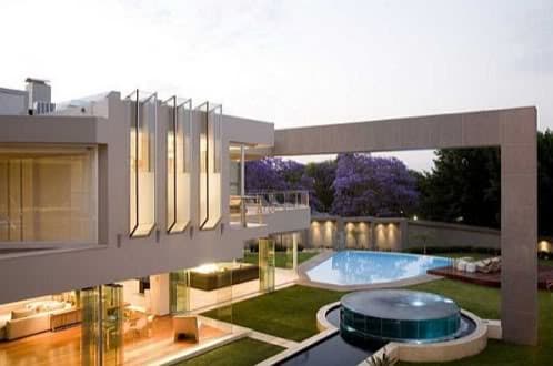 vivienda de lujo con varias piscinas y mucho vidrio