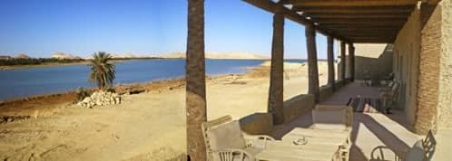 terraza pérgola con vistas al lago de sal