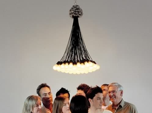 lampara de colgar hecha con 85 bombillas