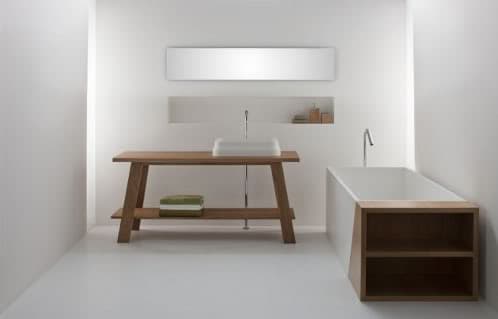 bañera y lavabos con muebles de madera en el baño