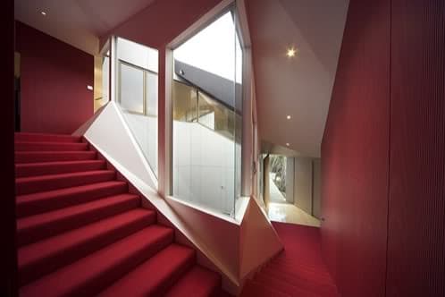 interior escalera moqueta roja