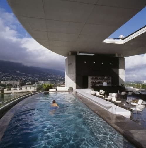 piscina en la azotea del hotel