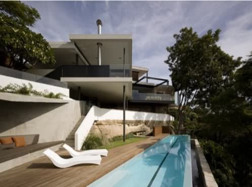 casa lujo con piscina desbordante