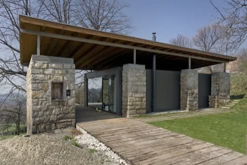 casa aprovechando muros de piedra de una granja