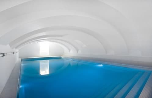 piscina en semisótano del hotel Zenden