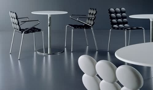 modernas sillas y mesa para el comedor