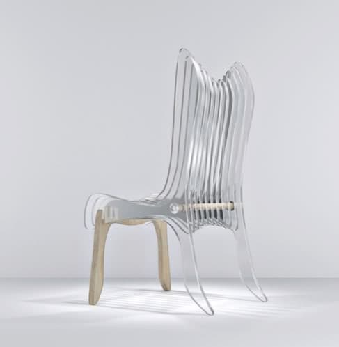 moderna silla en madera y metacrilato