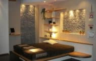Dormitorio con textura de piedra en la pared