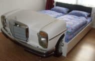 Dormir en una cama estilo Mercedes-Benz