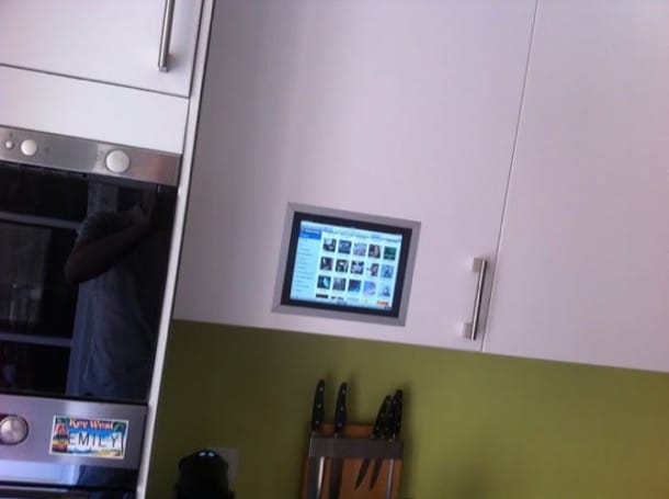 iPad instalado en puerta armario cocina