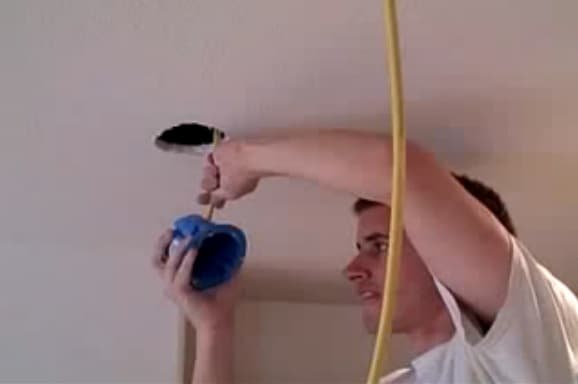 instalando-lamparas-en-el-techo