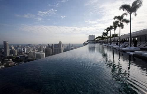 piscina desbordante en jardin cubierta de Marina Bay Sands