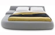 BUG: la cama asimétrica y acolchada de Poliform