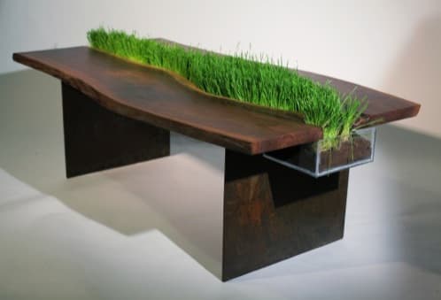 mesa-con hierba de materiales reciclados