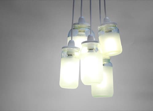 lámpara de techo reciclando frascos de vidrio