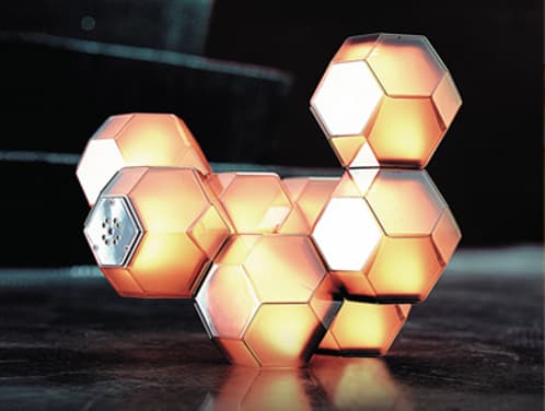 lámpara de mesa con icosaedros con imanes y control remoto