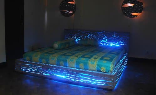 cama de madera de teca con resina epoxi e iluminacion LED