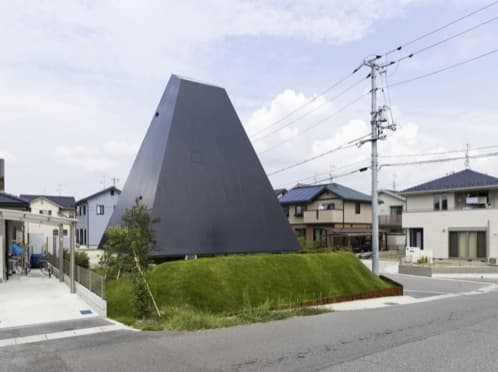 casa Saijo, de Suppose Design, foto exterior de casa piramidal