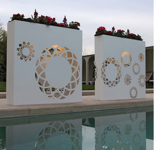 jardineras-Bysteel-de_chapa_perforada-con-luz