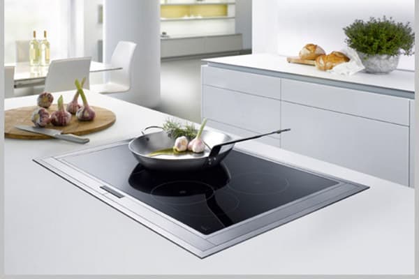 Extractor de humos oculto bajo la placa de cocinar | MESA