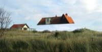 Dune-House-casa-cubiertas-inclinada-vidrio-planta-baja, concepto idea tejado flotando
