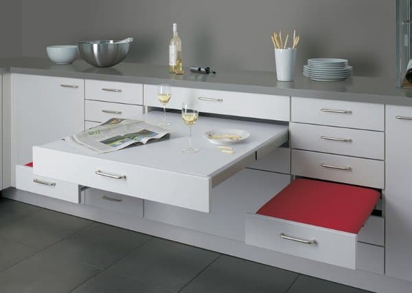 Mueble-cocina-con-mesa-sillas-en-cajones