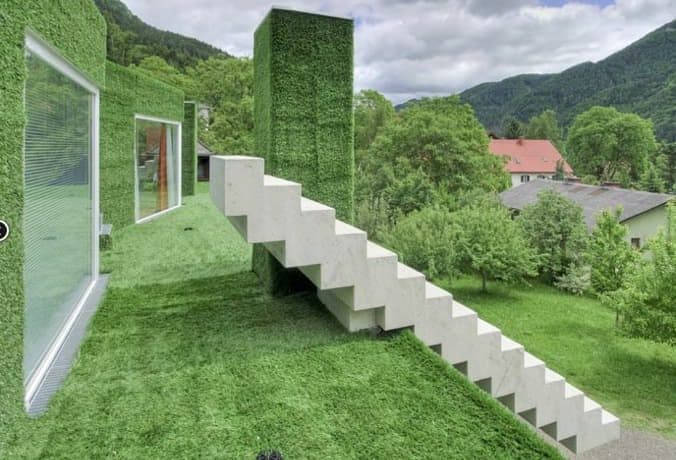 Casa Verde: cubierta de césped artificial y diseño extravagante