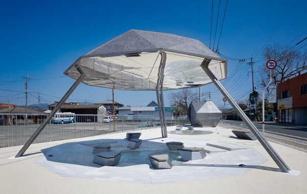 parque-KIRIAKE-parasol galáctico sobre charca de agua