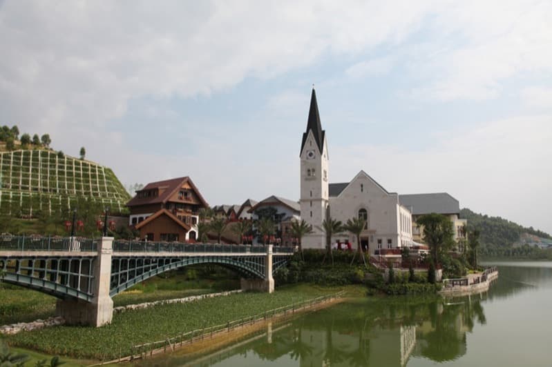 copia-Hallstatt-en-China-con puente hacia la iglesia