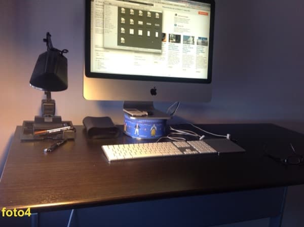 iMac-sobre-lata-galletas-escritorio-alto
