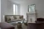 salon-apartamento-Milan-con chimenea decorativa