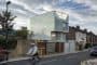 Slip House: casa con fachada de paneles de vidrio