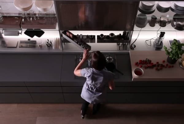 cocina-italiana-ergonomica-Valcucine con estantes abatibles