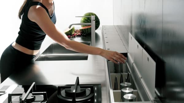 cocina-italiana-ergonomica-Valcucine-con compartimentos en el fondo