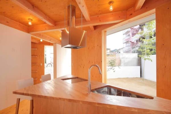 interior-Casa-Tanaka-con-espacios-tringulares-cocina