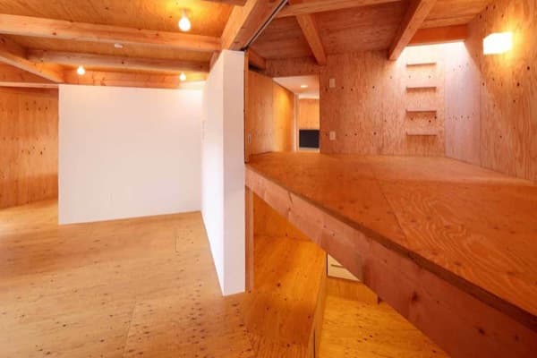 interior-Casa-Tanaka-con-espacios-tringulares-altillo