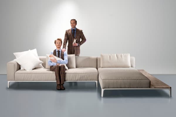 pareja-en-sofa-modular-Tailor_Made