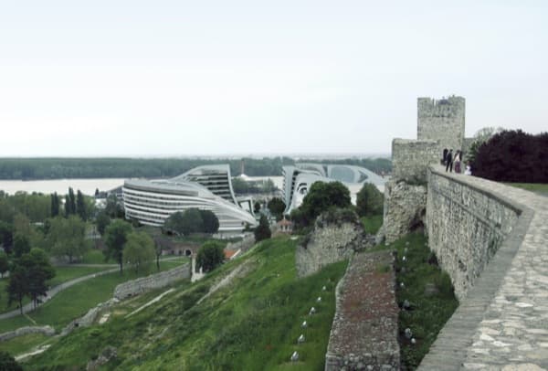 Beko-Masterplan-Belgrado-Zaha_Hadid render con la muralla del castillo