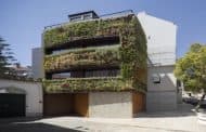 Casa en Lisboa con fachada verde y piscina en azotea