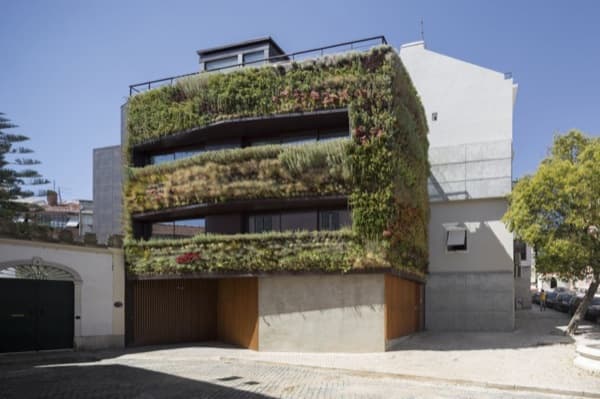 Casa-Travessa-Patrocinio-Lisboa con fachada vegetal